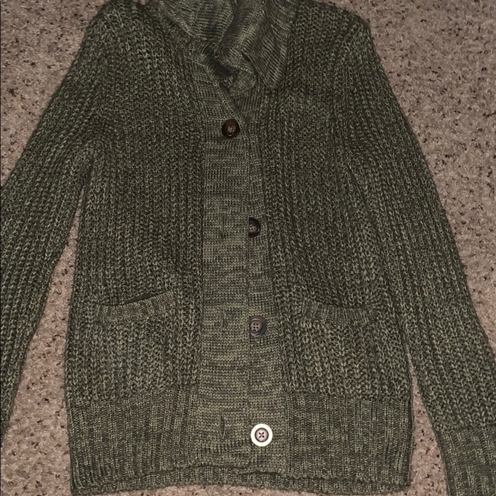 Green cardigan sweater with collar+large buttons